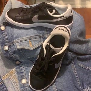 ✅ ITEM SOLD  Nike sneakers.